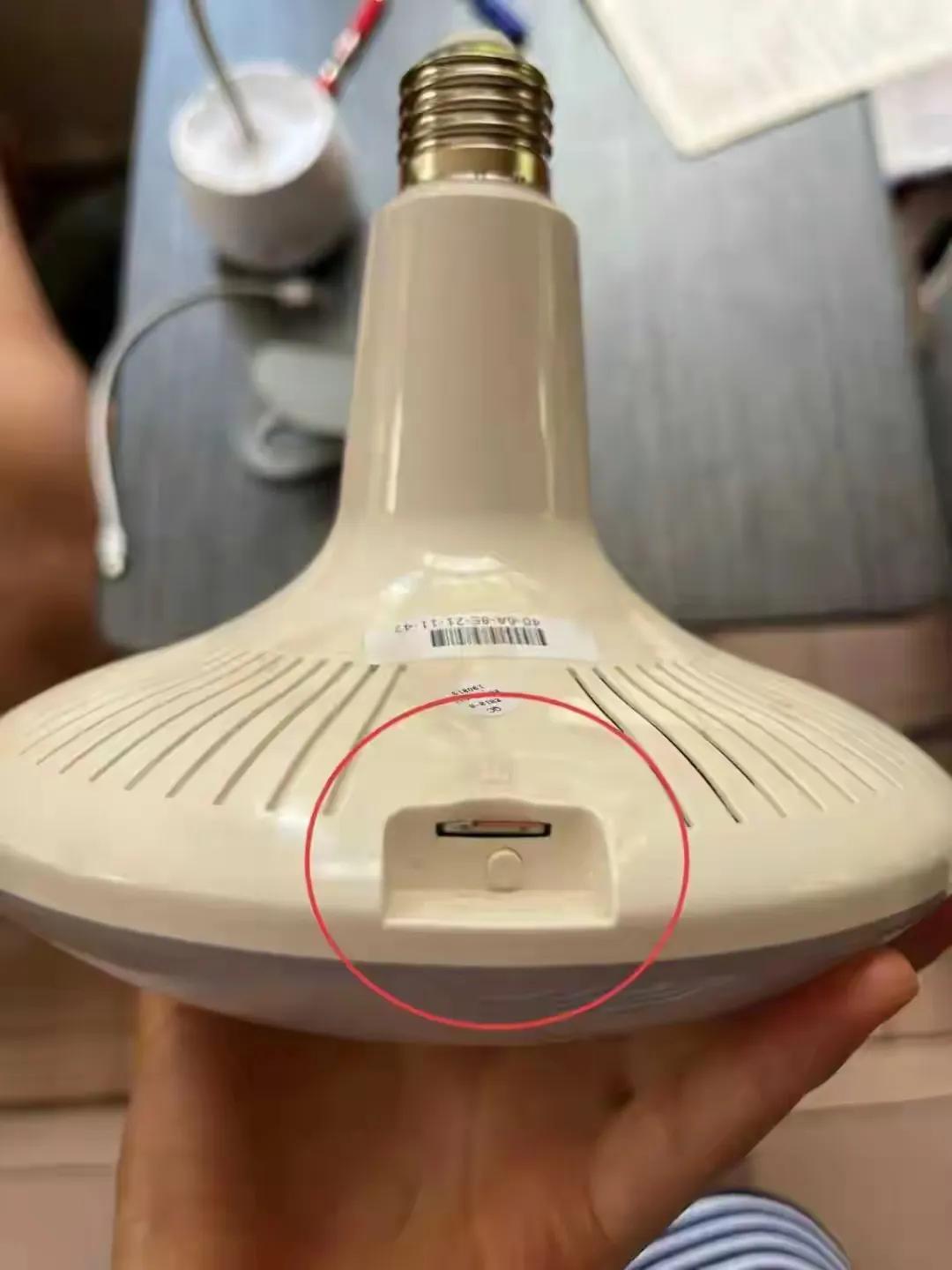 云南昆明，一女子花900元租了套两室一厅，一次意外停电，她突然发现灯泡里闪着绿光