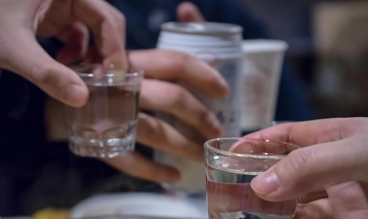 陕西，一男子到同学家参加婚宴。席间，他与同桌的一名女子一同饮酒，两人总共喝下了3