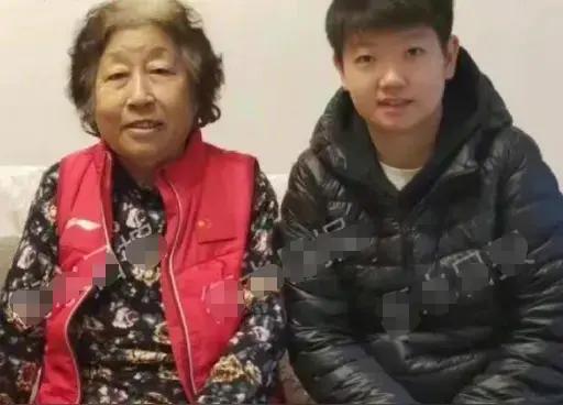 莎莎的爸妈说了，厨房的活不用她操心，莎莎的任务是陪着姥姥姥爷聊天。莎莎