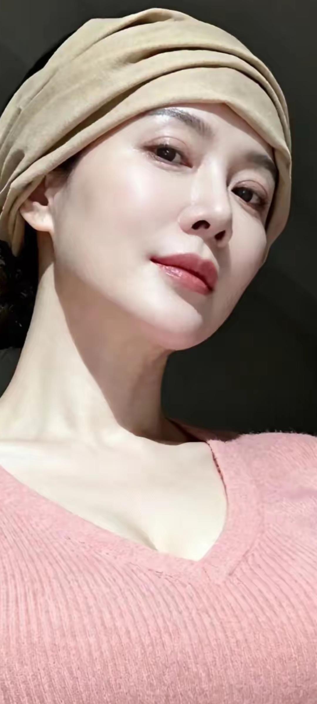 温柔优雅的粉色毛衣，搭配米色头巾，尽显时尚与舒适。