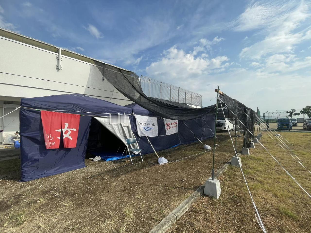 日本熊本地震救灾几天后，供水还没完全恢复的情况下，优先搭建带浴缸的浴室。20