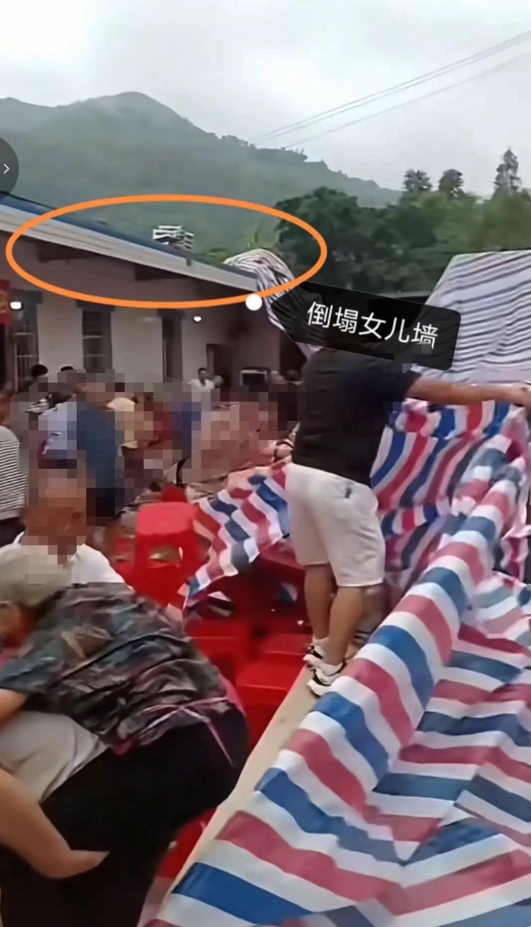知道大家注意到没有！宜宾办升学宴出事的这家，横幅上写金榜题名，四个字就有2个错别