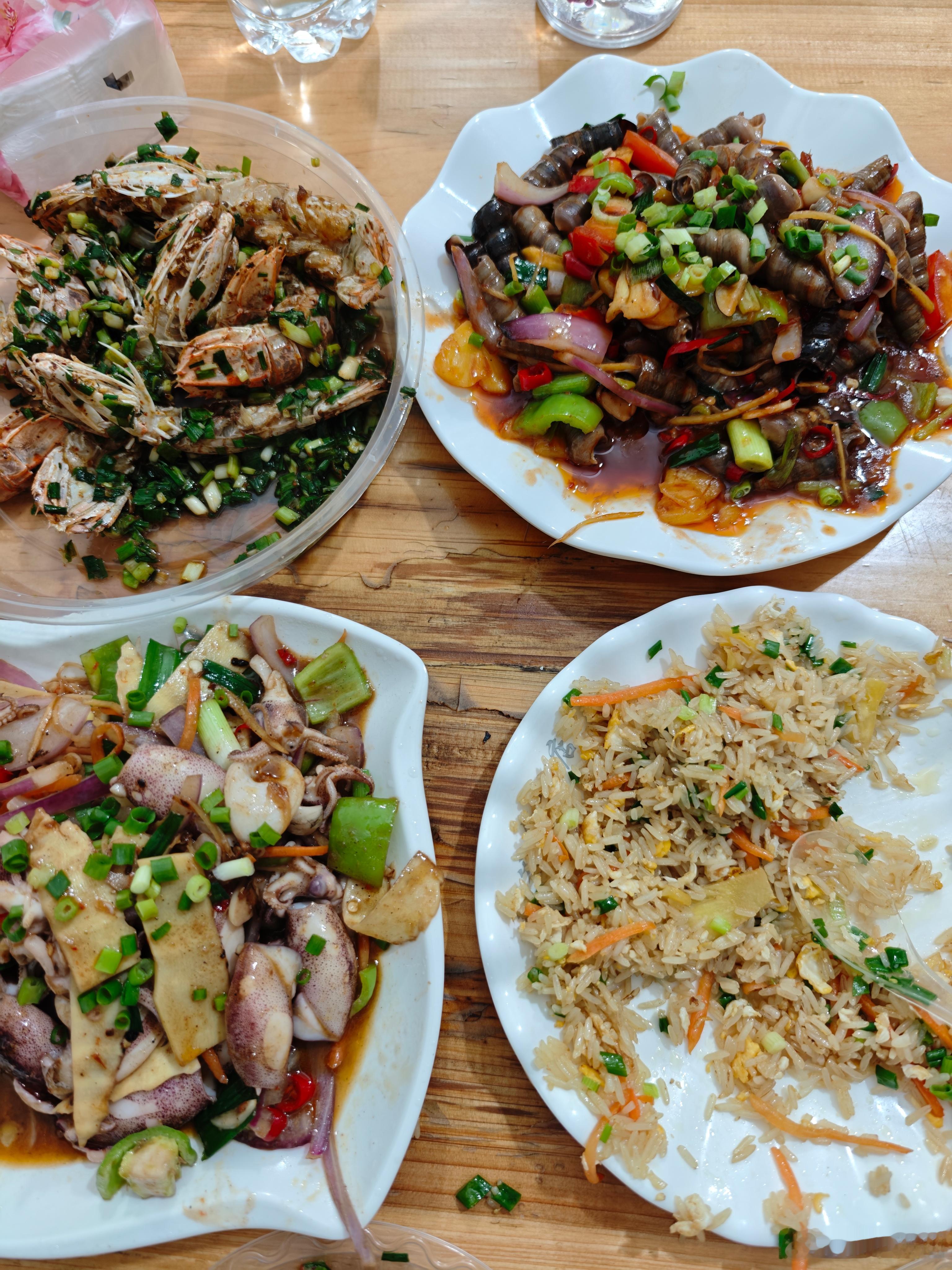 今晚吃的这家“小排档”真不错！海鲜都很新鲜，炒的也有水平，炒鱿鱼里面加的笋片，炒