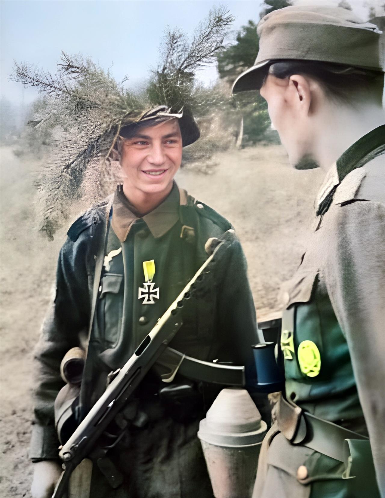 这名只有十五岁的德军士兵因独自炸毁了一辆苏军坦克被授予一枚铁十字勋章。他显然感觉