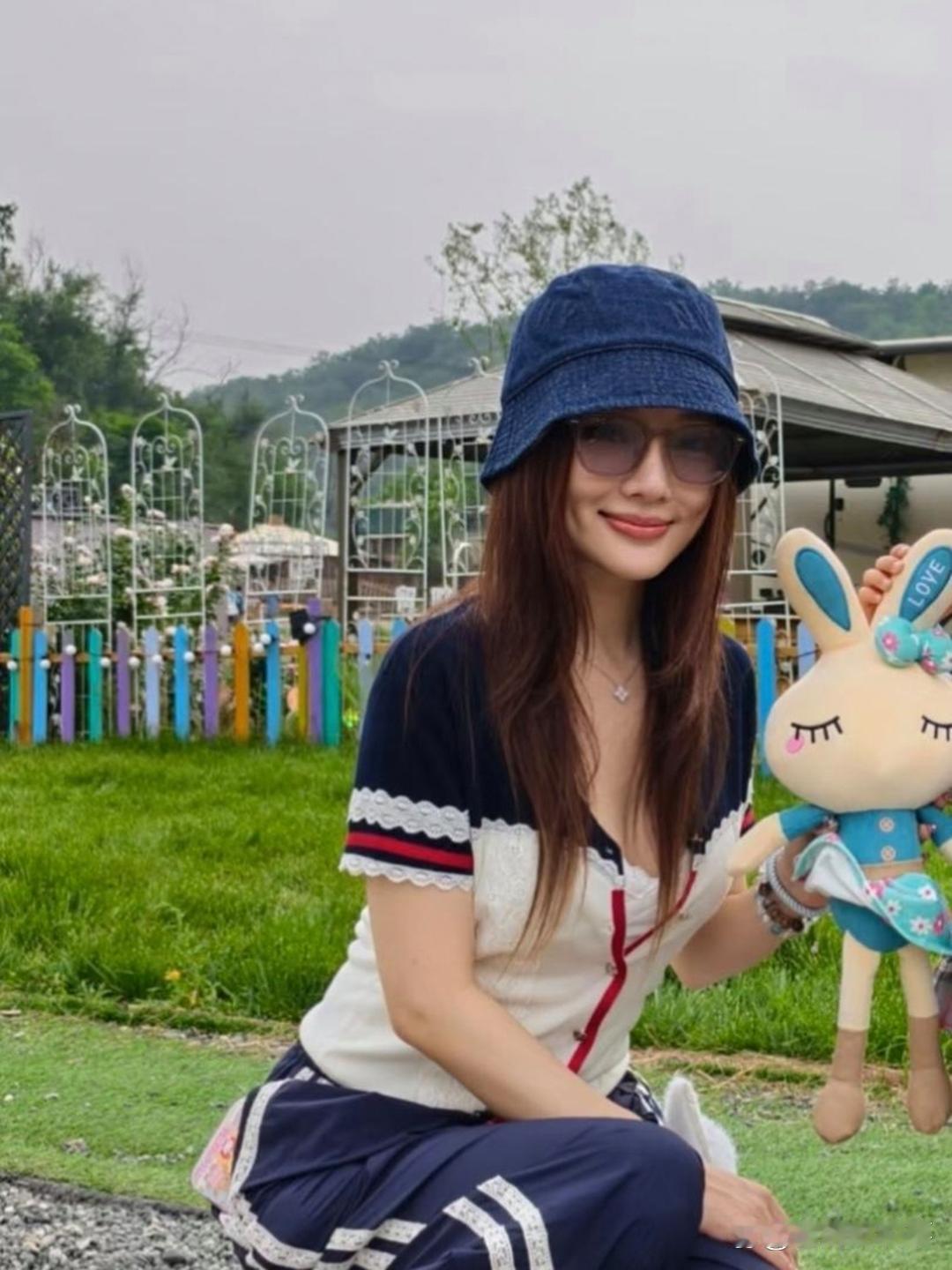贾乃亮和李小璐一起带女儿到公园玩，12岁甜馨看起来好成熟，染了一头棕发。父女俩一