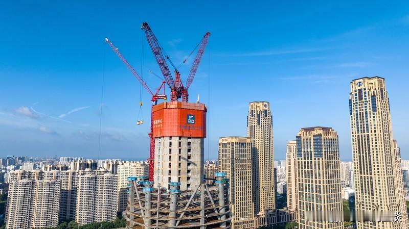 海南第一高楼封顶海南高楼12月16日，海南自贸港启动封关运作倒计时2天，“海南