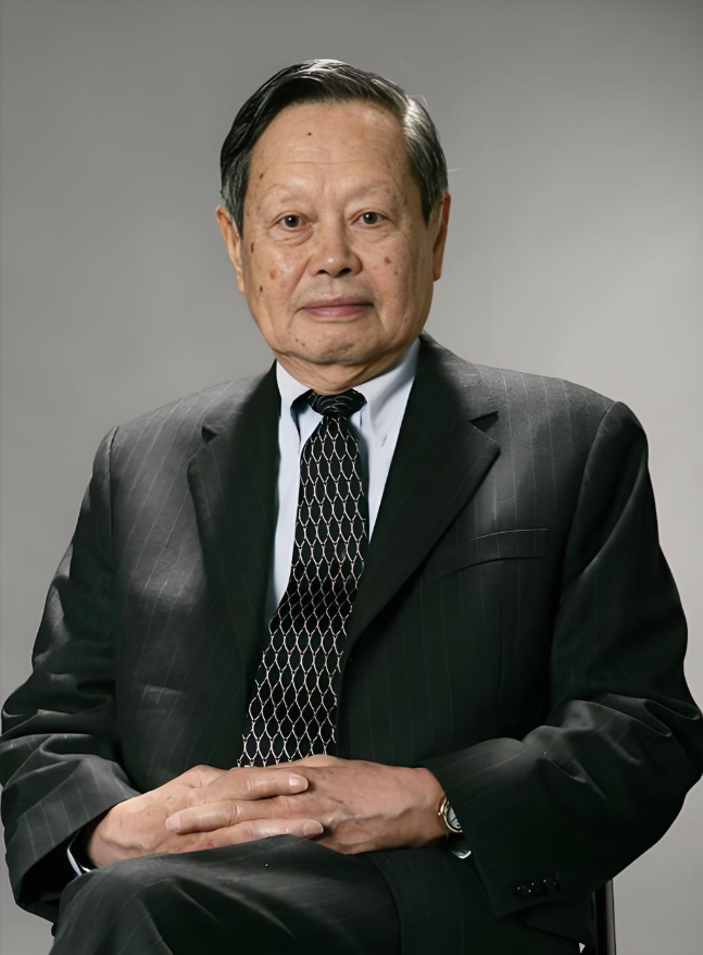 2016年，杨振宁顶着骂名，也要强烈反对花2000亿建粒子装机，而与她有相反意见