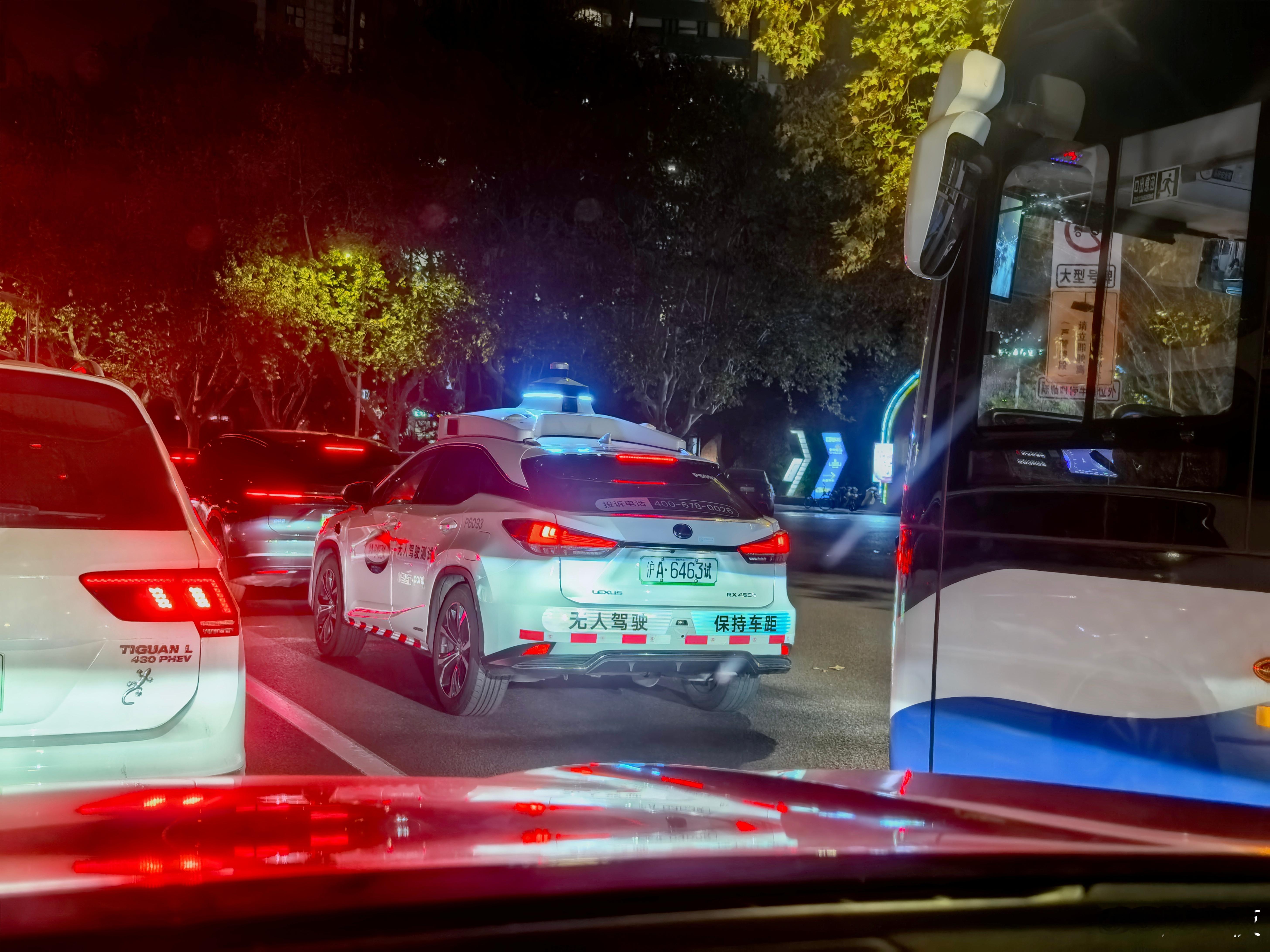 今天被我“抓”拍到了上海街头的“无人”驾驶测试车，晚高峰，那么多车，能亮着蓝灯在