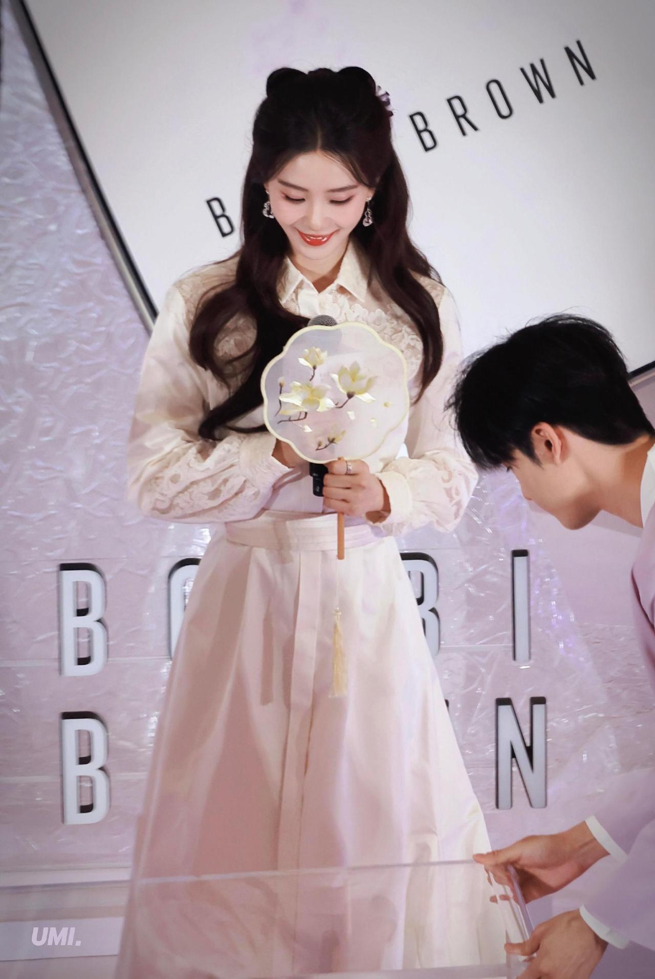 美丽又温柔的刘诗诗，姐姐气质是真的好好啊😍