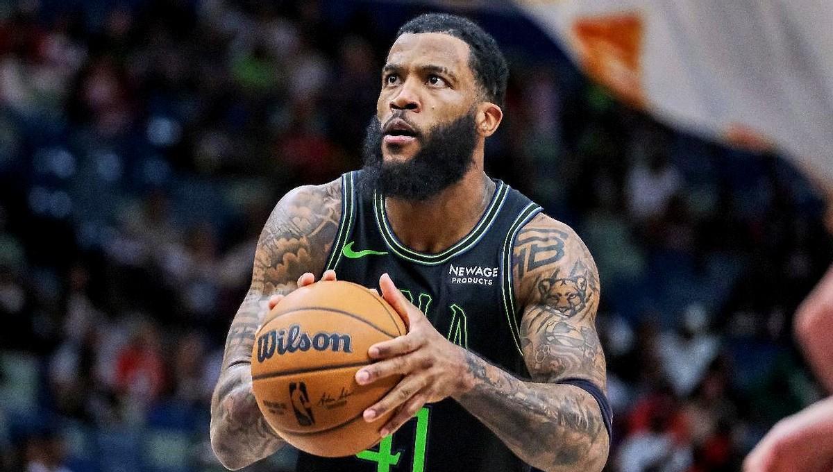 珍妮·巴斯的电话设置了拒绝接听。对，专门拒绝那些要掏空她未来的总经理。鹈鹕的