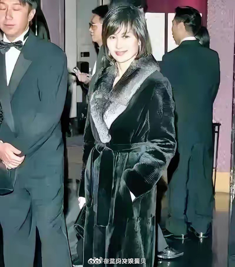她这件大衣穿了30年，难道富婆真的不在乎衣物新旧吗？