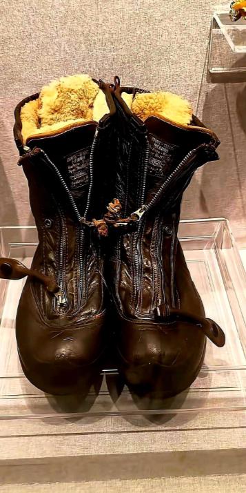 1950年，志愿军缴获了一双美军军靴。东西一拿回来，一群人围着看，半天没人吭声