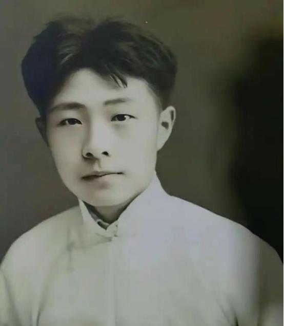 1940年7月的一天，“书生枪手”冯运修突然接到抗团命令，令他秘密刺杀《新民报》
