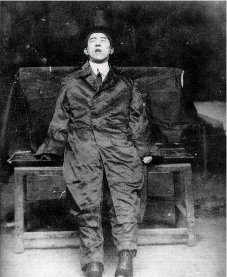 这是一张拍摄于1927年的遗照，相片中的人叫杨闇公，年仅29岁，拍照时他已经被敌