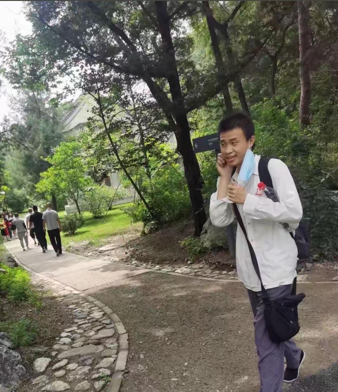 李阳说：不能再让韦神去食堂丢人现眼，被人围观了，要像那些贵人，一只虾也要给他剥好
