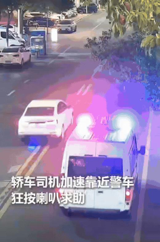 10月22日发布,浙江一警车正在巡逻,突然一轿车加速靠近,狂按喇叭将警车
