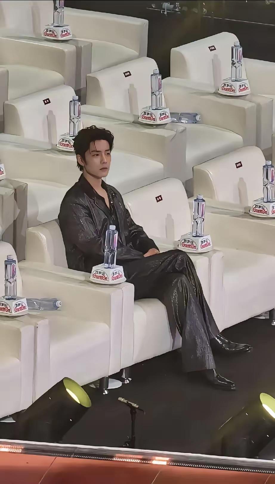 这就是对比，内娱最真实的教养，全藏在细节里。电视剧品质盛典上，不少艺人