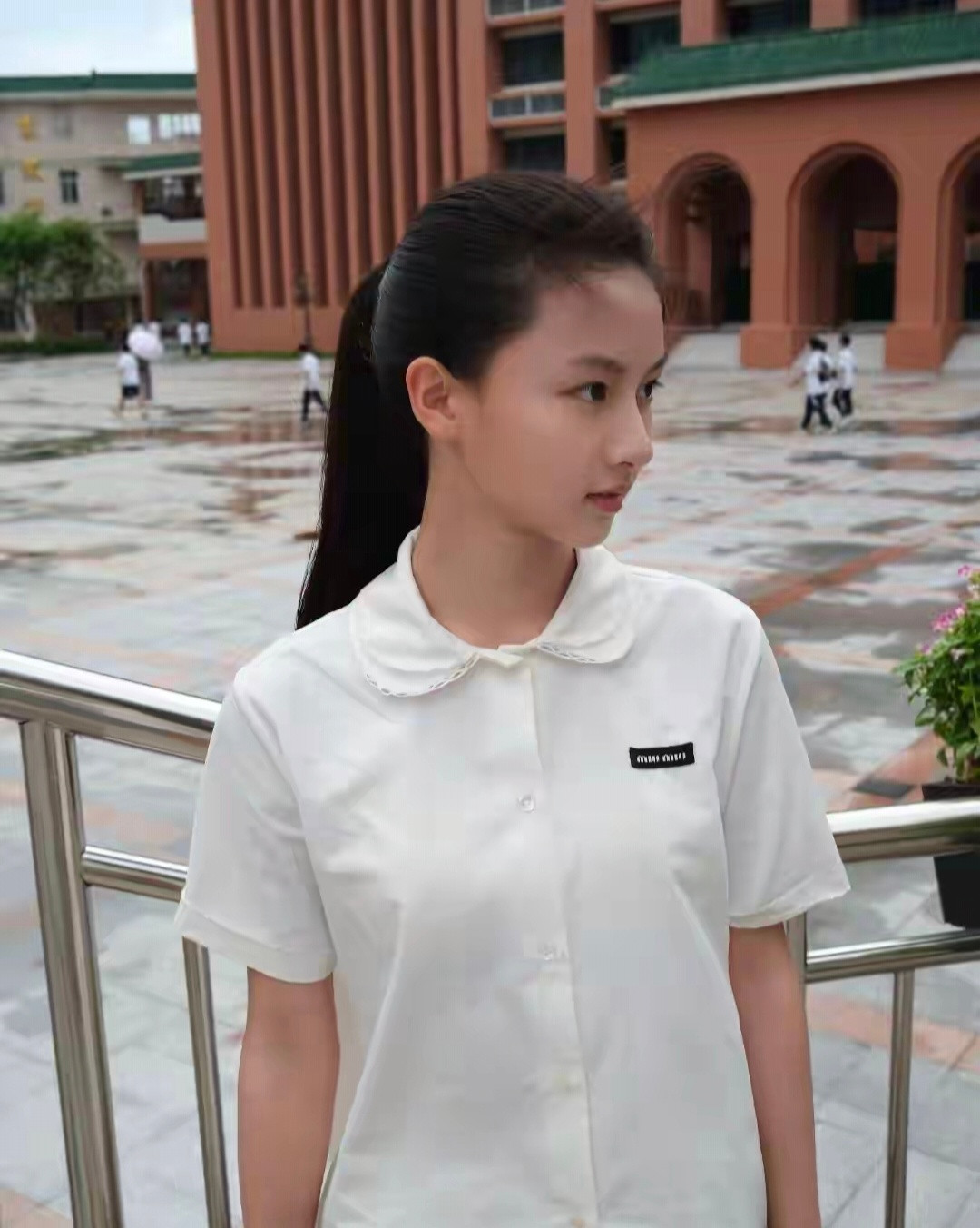才15岁这都美成啥了，再过几年不得了，又是一个世纪大美女