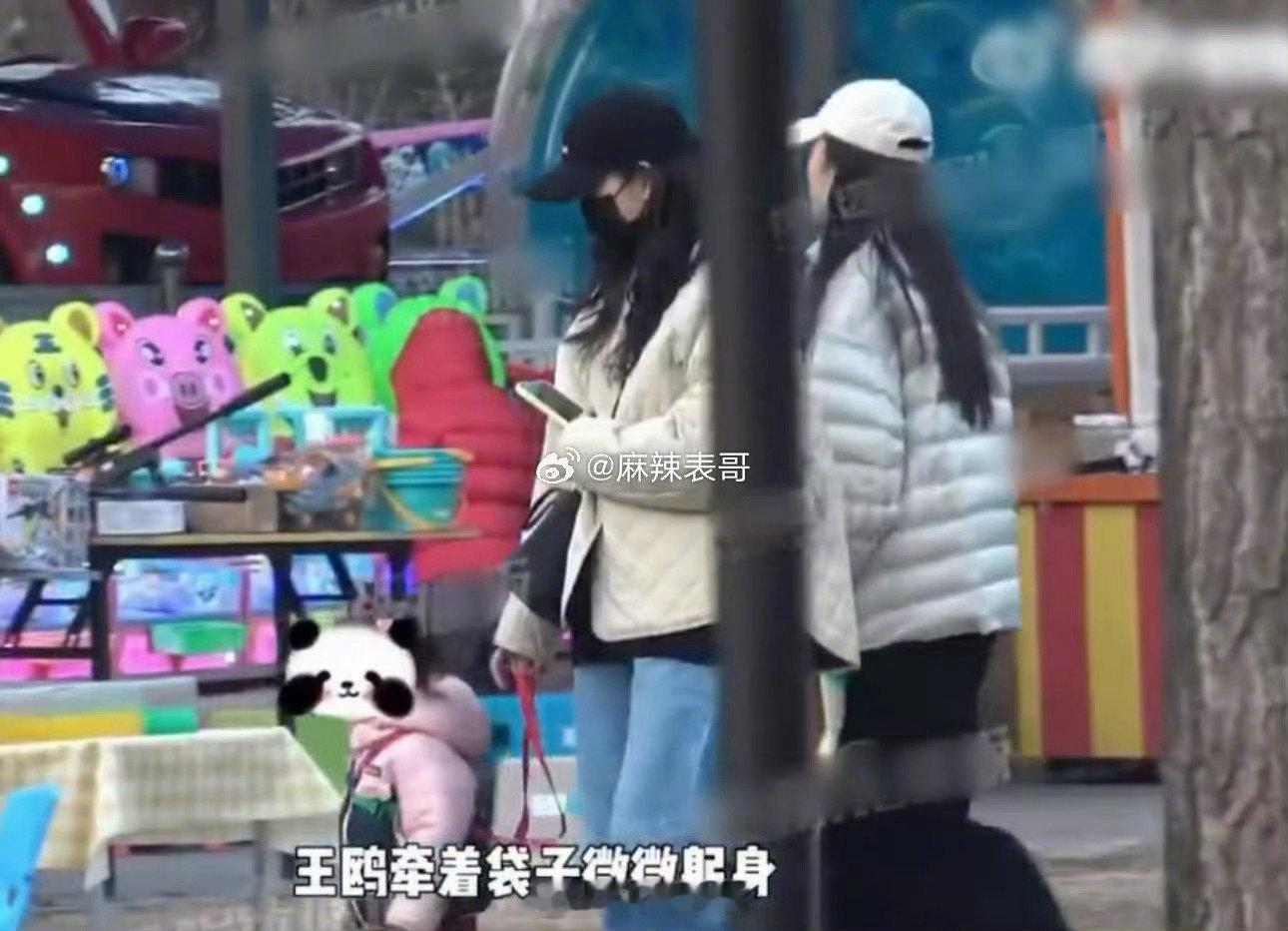 王鸥公开自己做妈妈的事了，称「我目前独自养育一个孩子」，侧面证实了和何九华离婚的
