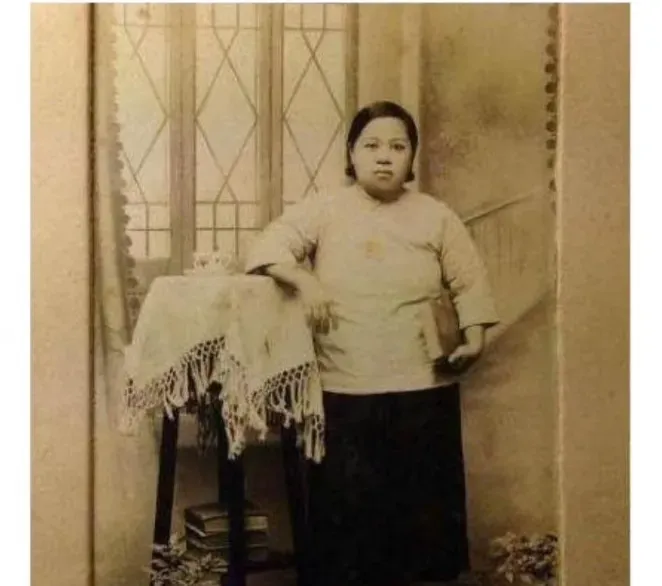 1913年，在母亲戴氏的张罗下，风流才子张恨水与一名门当户对的小姐磕头拜堂。但当
