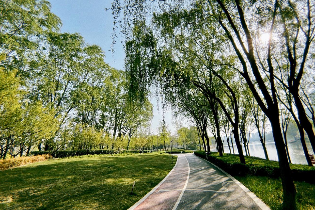 人生过半，咱什么也不图了，就图谁让你舒服，你就靠近谁；谁让你别扭，你就远离谁。这