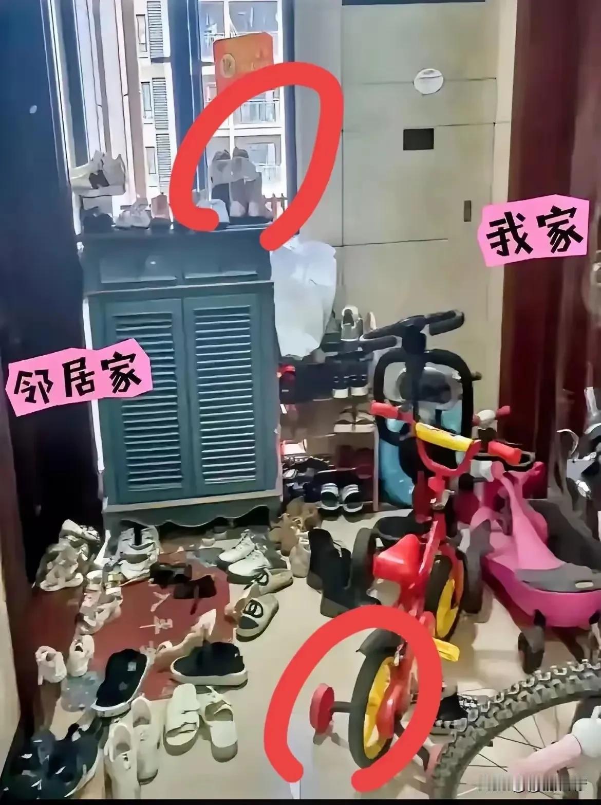 哇，我的那个天啊！这样的两邻居我还是第一次见。大家来看看，这两户人家的门口像