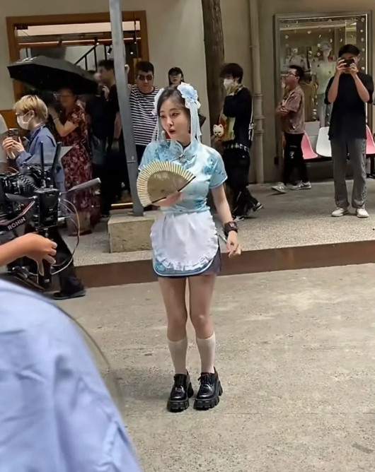 冯提莫，155cm，粉丝视角下的冯MM，专心专意搞直播。
