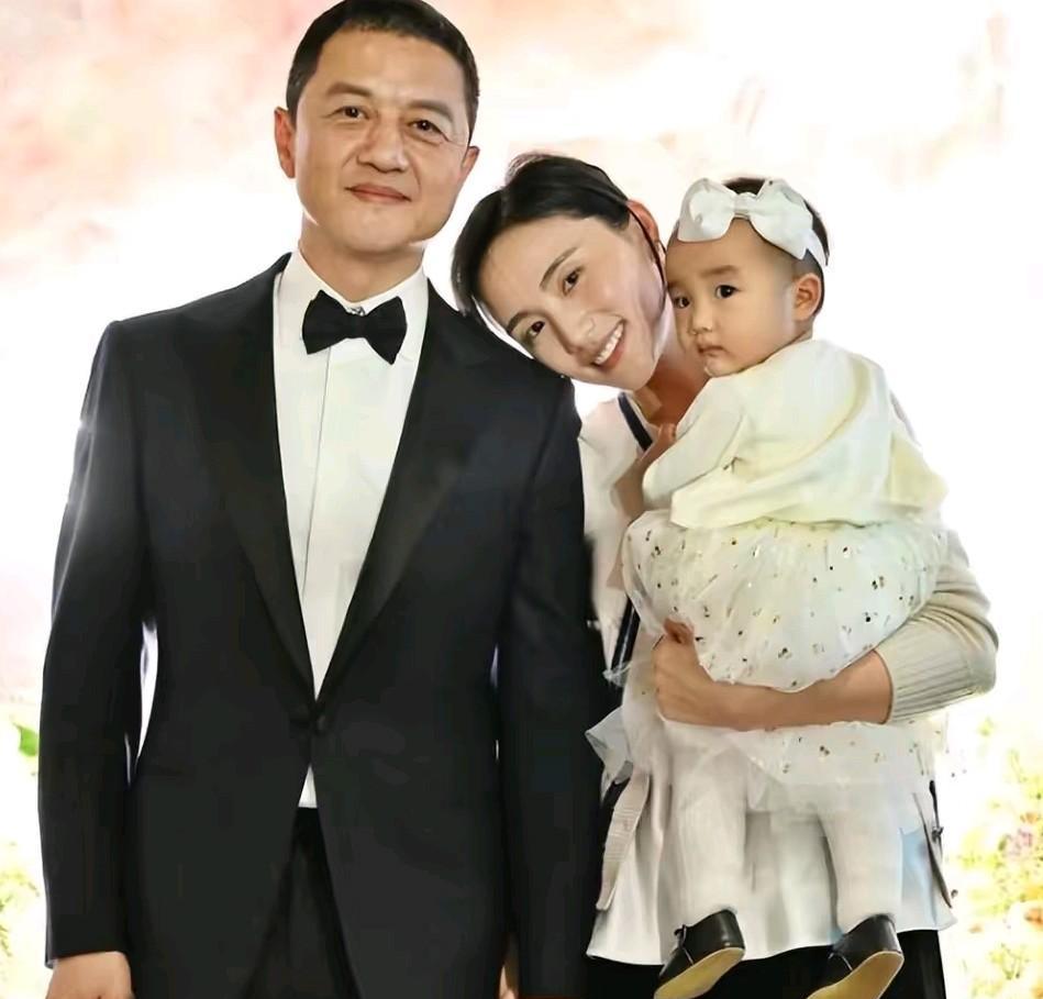 我们骂李亚鹏时，都忽略了一个细节。他的妻子海哈金喜，在离婚后仍然公开说：“他是