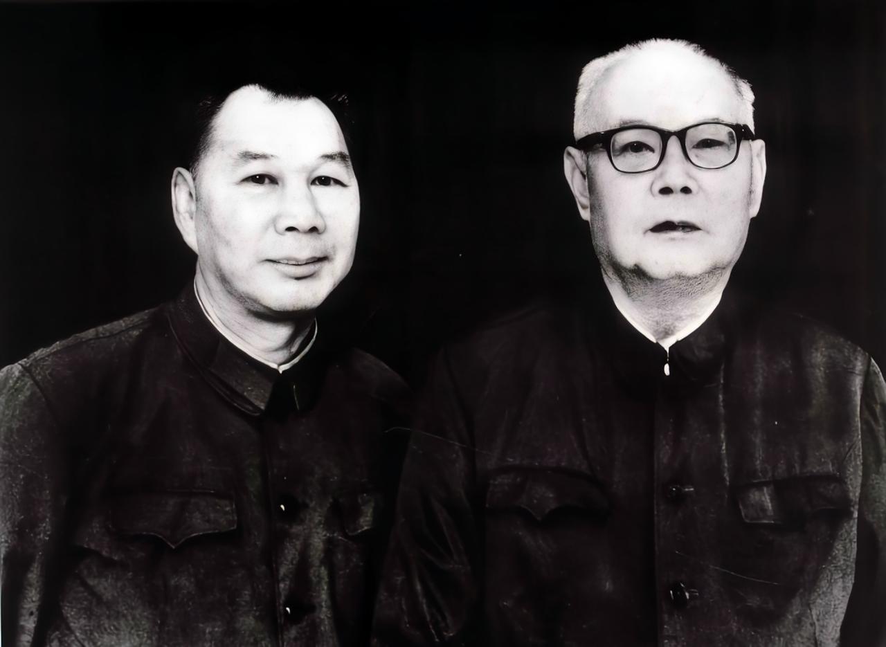 1976年9月，杨成武和叶剑英在北京合影。叶剑英被停止主持军委的日常工作后，杨
