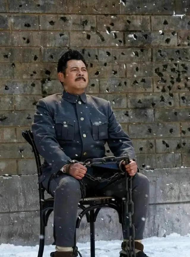 吉鸿昌被枪决以后，他的妻子胡红霞卖掉所有的资产赎回了尸体，却发现丈夫口袋中有个纸