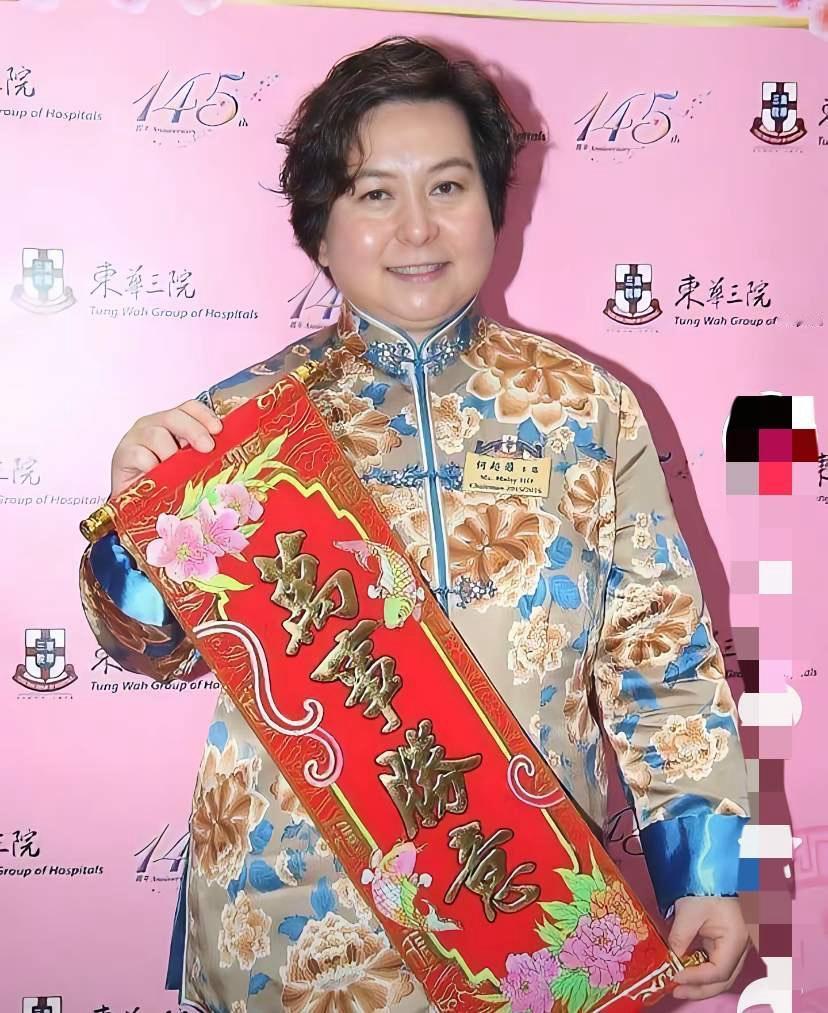 此刻，真的心疼何超琼。六年前送别父亲，四年前送别母亲，如今又要与胞妹何超蕸