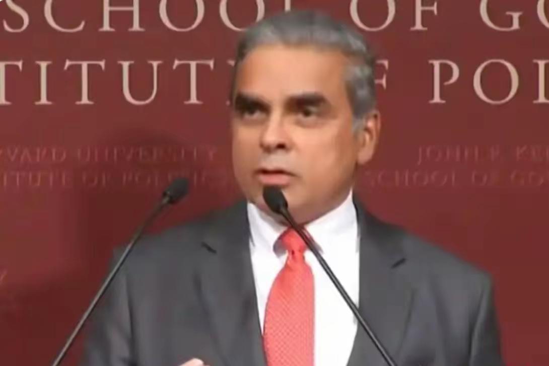 新加坡印裔学者马凯硕说：“美国在世界上对任何国家都能为所欲为，唯独一个国家例外—