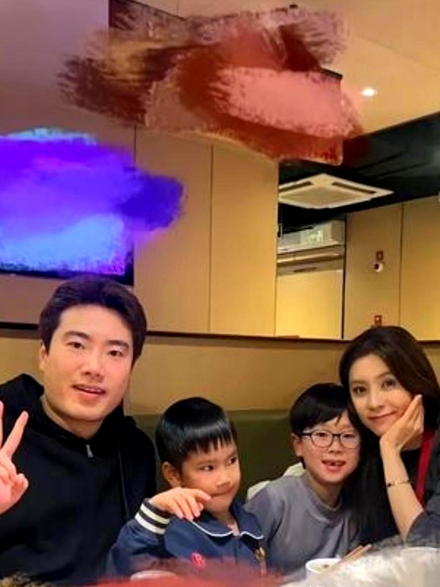 梁靖崑的妻子奚美丽，真不是那种一眼就会被路过的人。她今年33岁，比梁靖崑大3岁