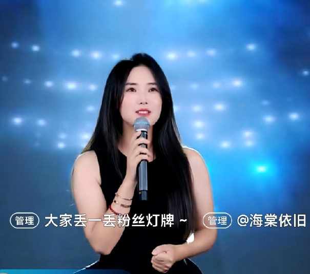 云朵今晚直播又又迟到了，一身黑色短裙显的高高挑动人，8.30开播，8.34人气冲