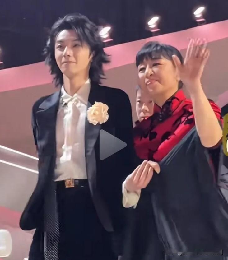 殷秀梅携手华晨宇也成热点了比照年龄，女高音歌唱家殷秀梅可以做青年歌手华晨宇的