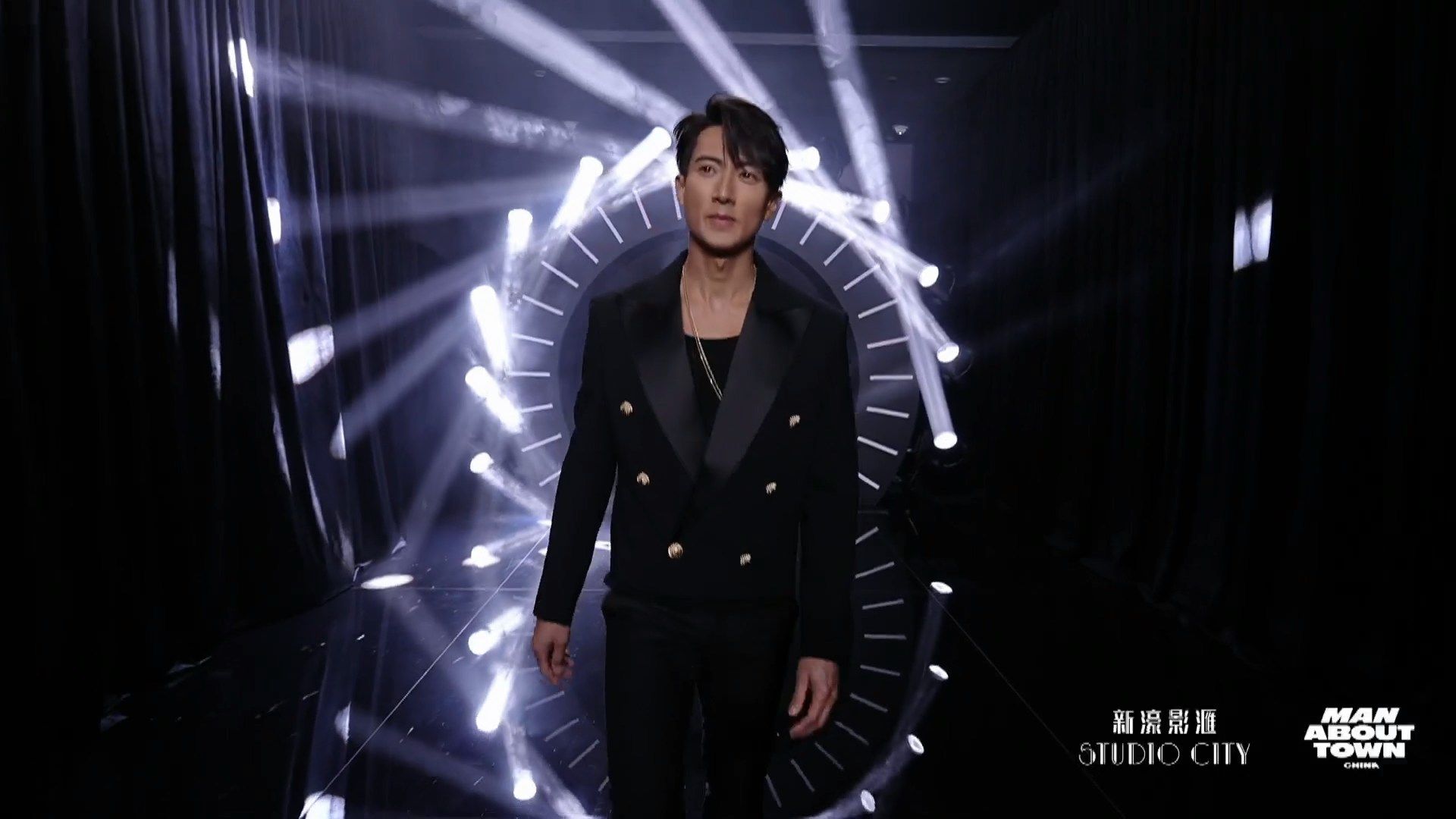 红毯上余文乐直接回春变小伙儿，钟镇涛带女儿钟懿亮相，这大长腿也太抢镜了！昆凌居然