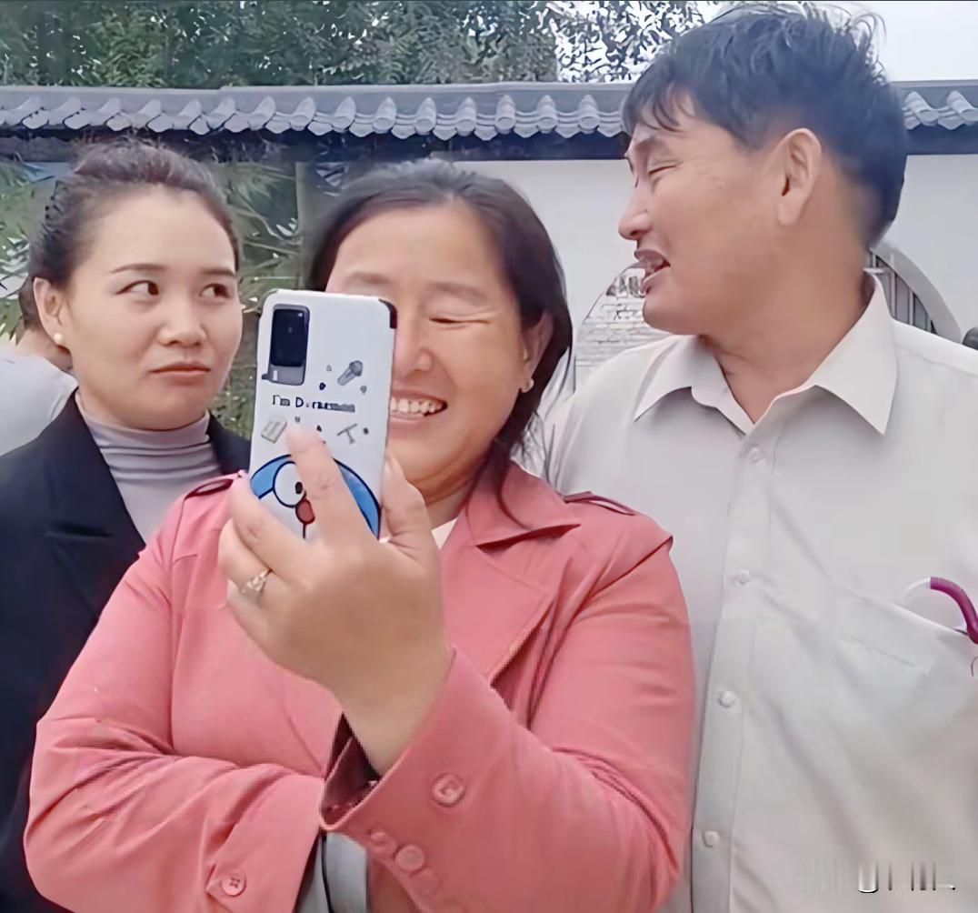 朱之文真是有点胆大包天，竟然在自己媳妇儿旁边光明正大的看美女。我感觉他有点嫌弃自