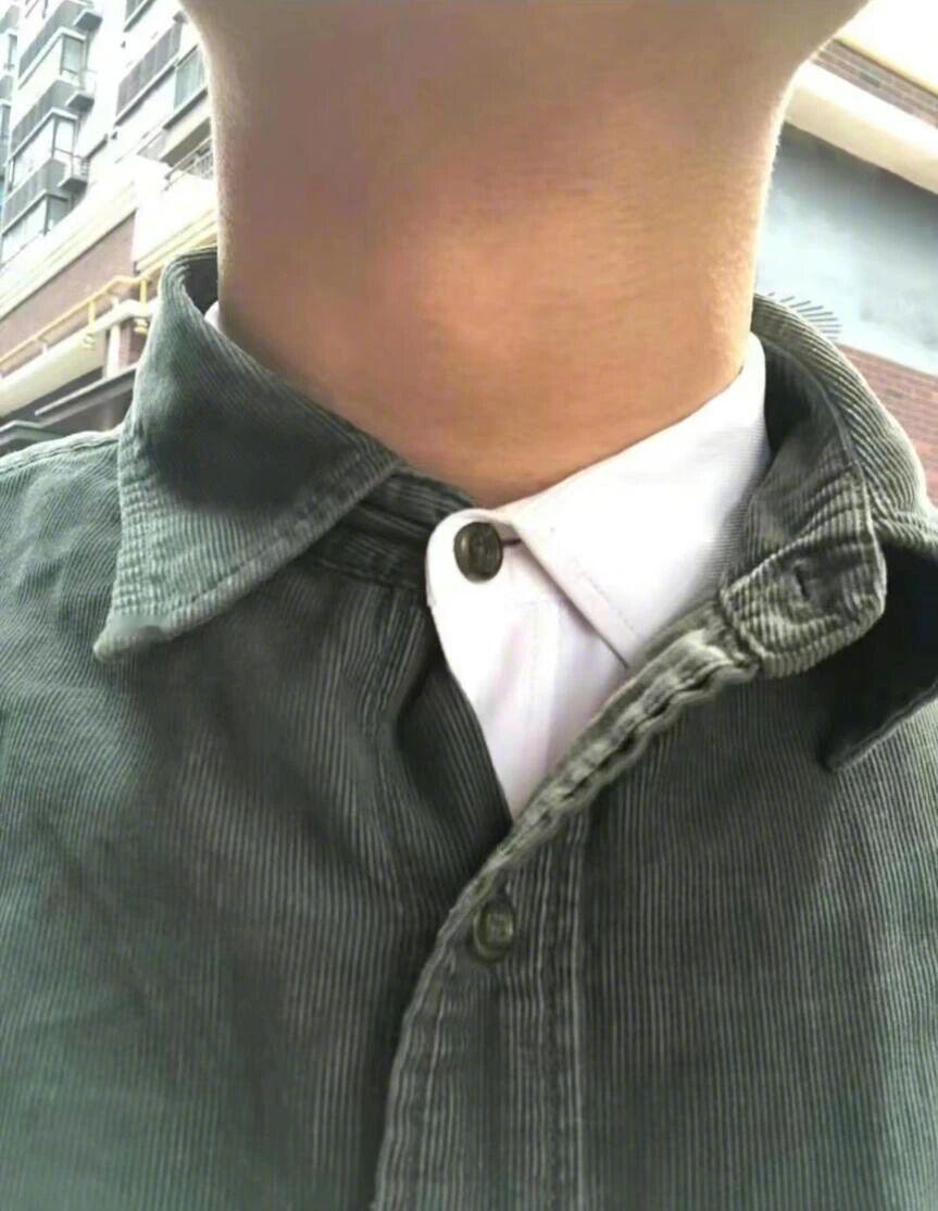 工作日早上出门，你会发现很多人起猛了的痕迹。