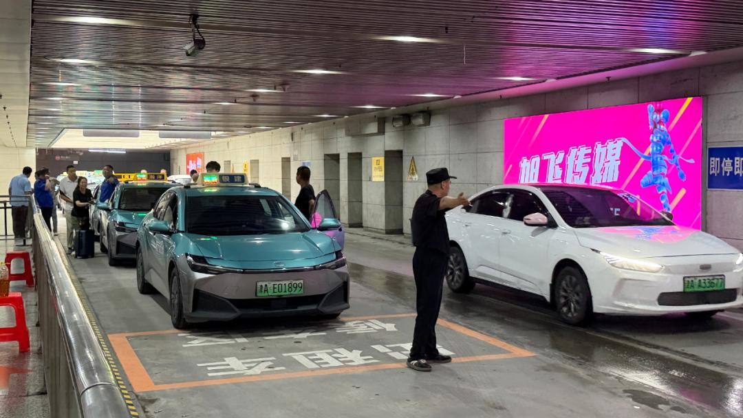 最近去天津西站火车，发现这里的变化可真是大，再也不用为了搭乘出租车而排长队了！