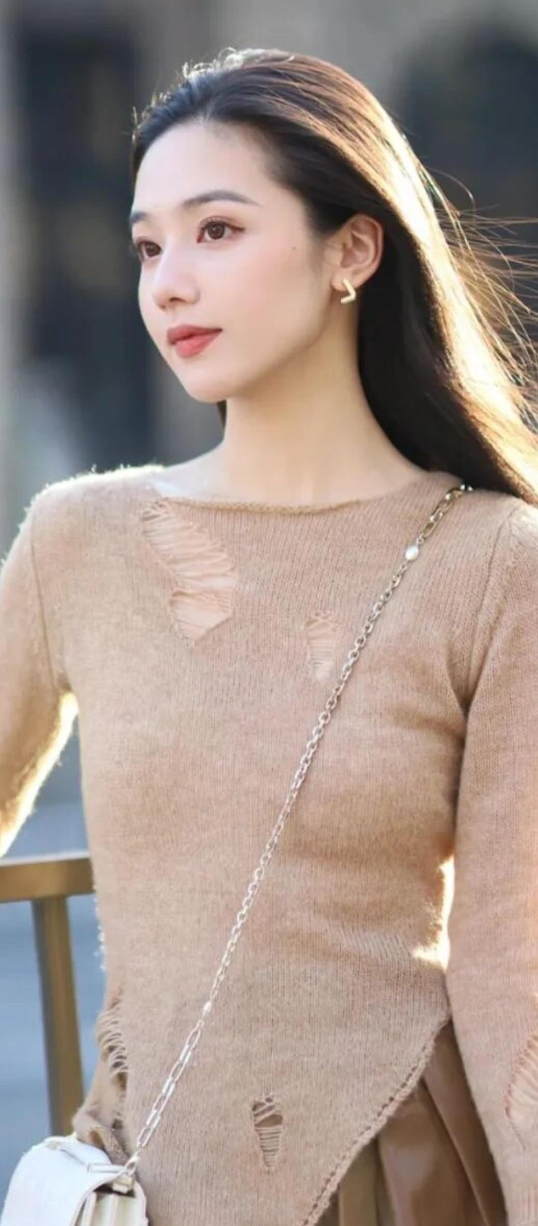 温柔米色毛衣，秋日暖阳下的少女心