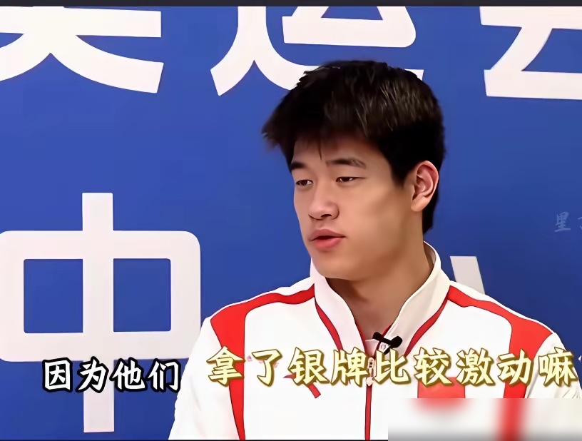 潘展乐一句招呼，差点把查尔莫斯推进火坑。当时人家刚拿银牌，正激动着呢，没看见旁边有人伸手。潘展乐后来