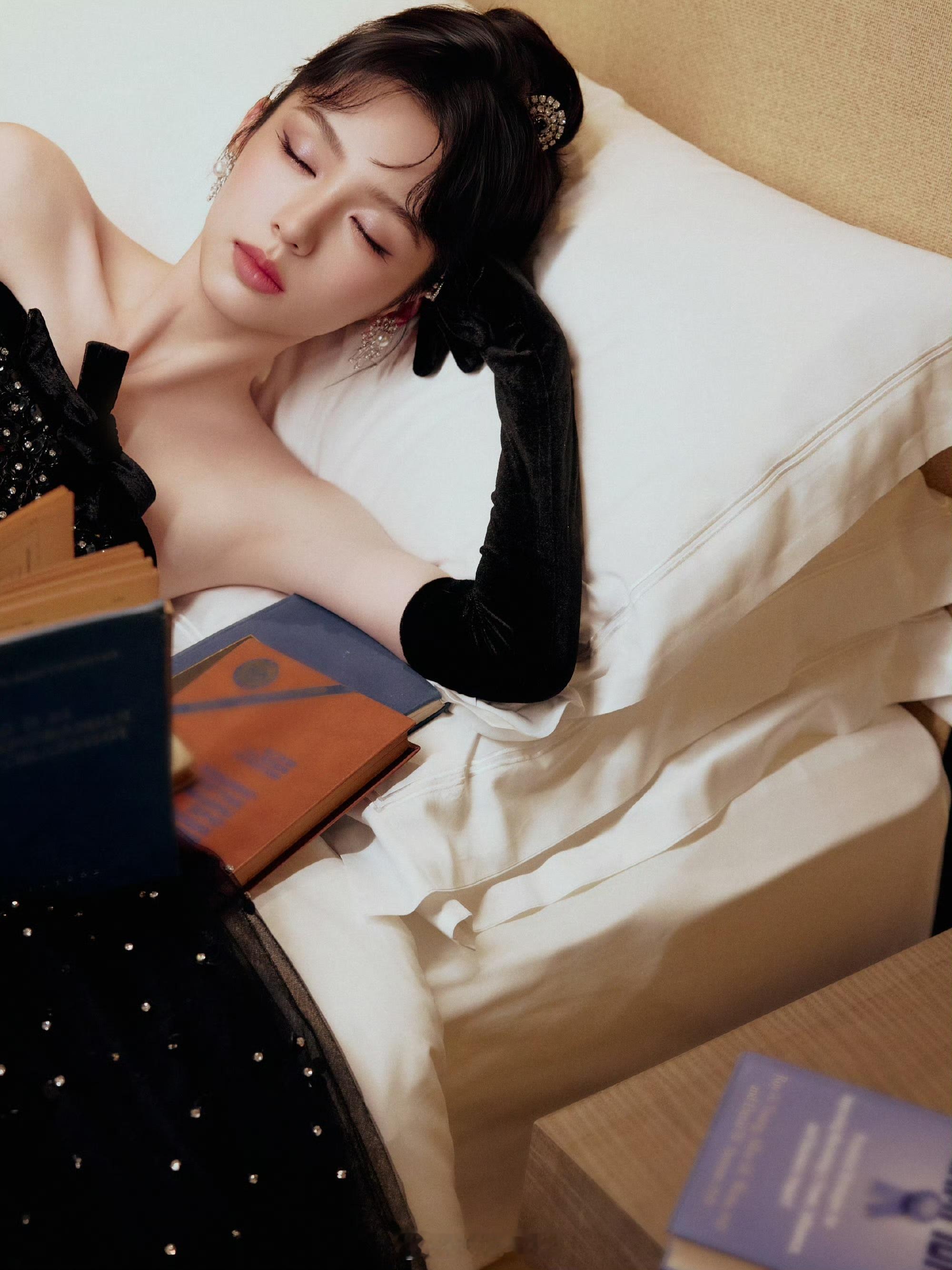 黑色碎钻抹胸裙闪耀迷人——周也。每日明星美图分享