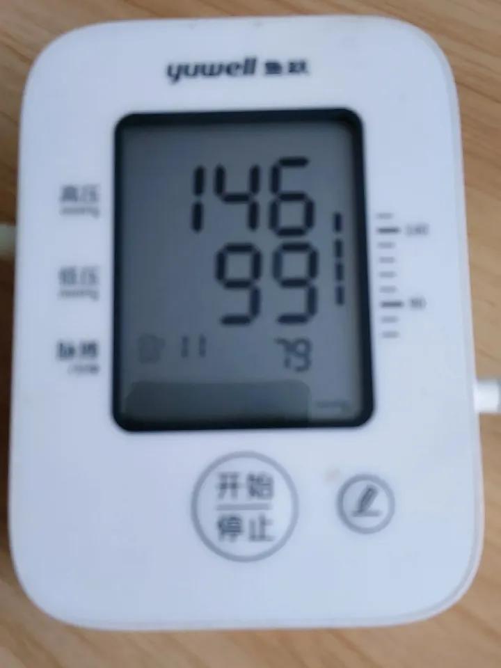 可是有一点搞不清楚，到了晚上九点以后血压开始升高，高压低压都在高位。于是把早晨