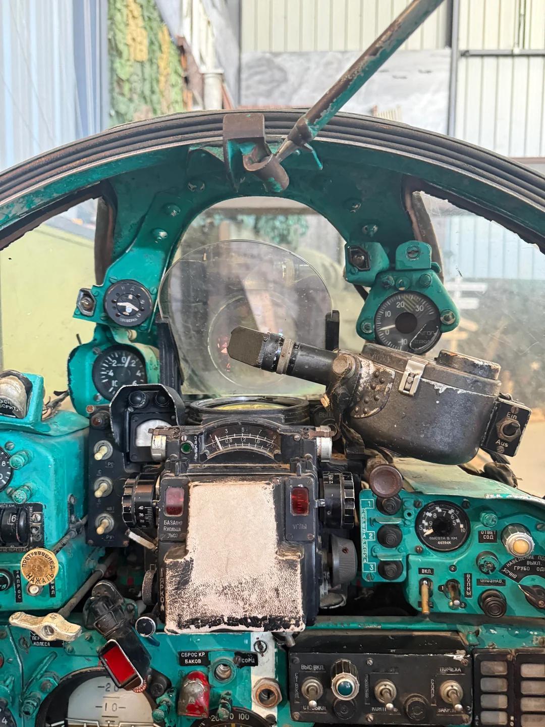 经典型号前苏联“MiG-21”座舱万年不变的绿色底漆，上面镶嵌着各类颜色的仪表