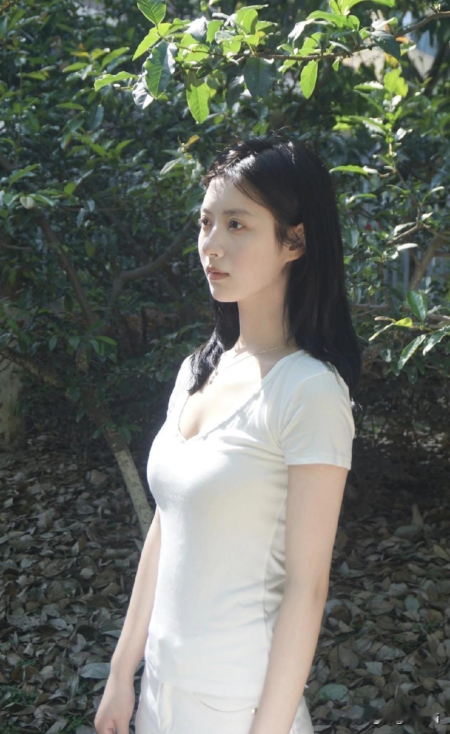 夏日林间的松弛感阳光下的清新少女，自然与优雅的完美结合。穿过层层叠叠的绿