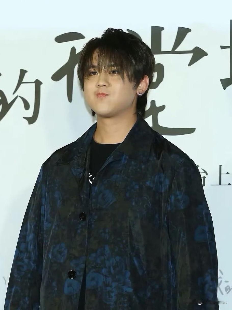 都说现在香港娱乐圈的顶流姜涛跟当年的谢霆锋不相上下，感觉两人的差距有点大啊！大家