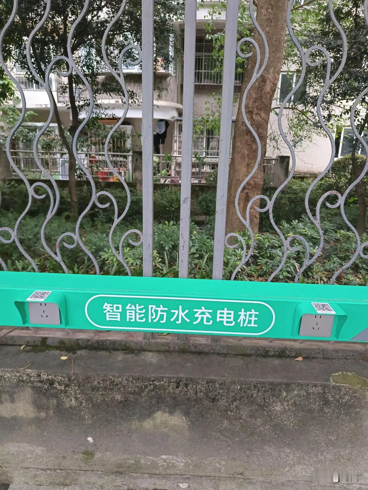 为电瓶车禁止进入小区充电打基础？近期成都各地街道出现大量的新建室外电瓶车充电桩，