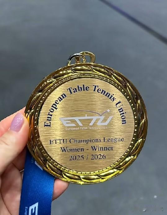 何卓佳：跟着三位姐姐学习的欧冠之路完美收官🏆抱着欧洲冠军的🏆感觉还不错呢😊