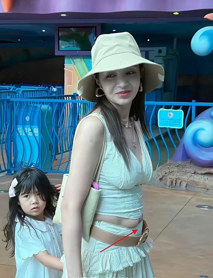 麦迪娜带着二胎女儿到珠海长隆游玩路人镜头下的她看着比精修得胖10斤​​​