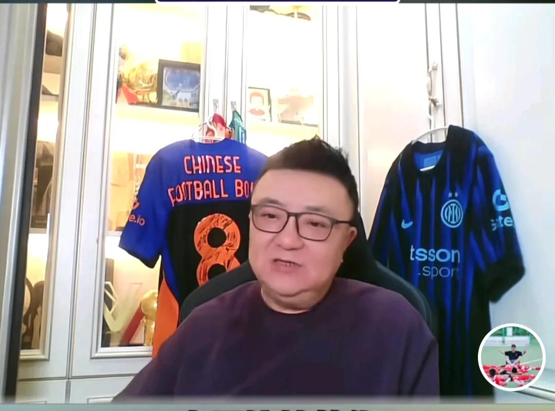媒体人董路坚定地认为，目前足球人才培养只能走精英化路线，做不到普及化。他在直播